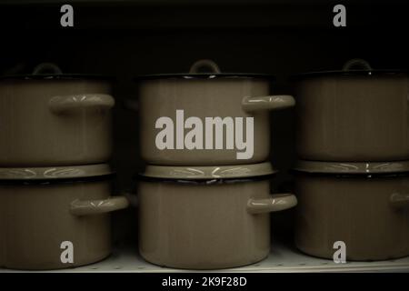 Grande in acciaio padella professionale sul fornello a fuoco nel ristorante  cucina Foto stock - Alamy