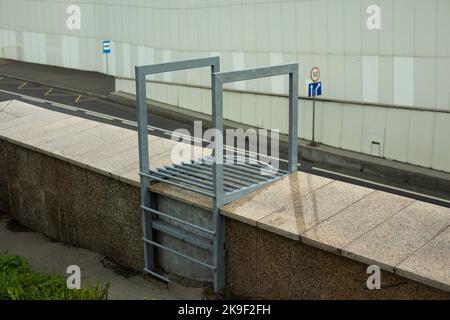 Scale giù muro. Scala in acciaio sul ponte. Dettagli dell'infrastruttura. Discesa di emergenza. Foto Stock