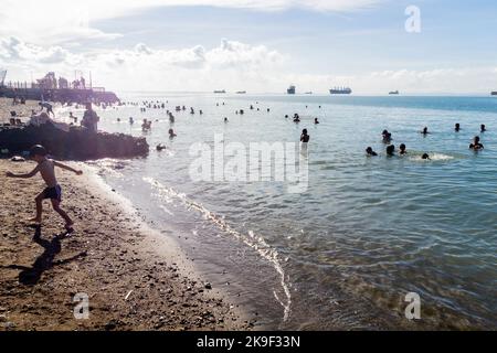 Cebuanos si reca in spiaggia la domenica mattina a Cebu, Filippine Foto Stock