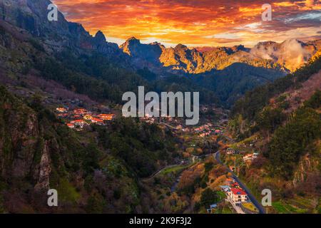 Tramonto colorato sopra Curral Das Freiras villaggio sull'isola di Madeira, Portogallo Foto Stock