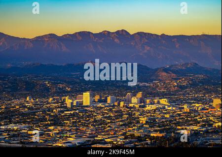 Tramonto sul centro di Glendale e sulle montagne di San Gabriel in California Foto Stock