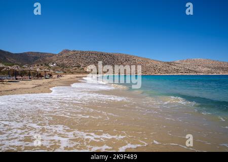 IOS, Grecia - 9 settembre 2022 : turisti che si godono la bella spiaggia di Agia Theodoti in Grecia iOS Foto Stock