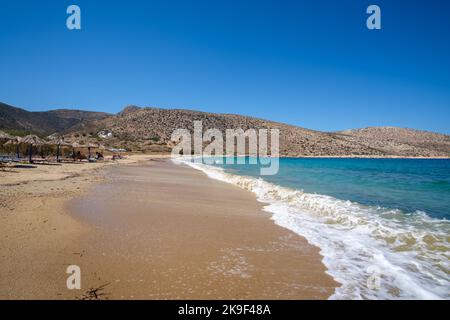 IOS, Grecia - 9 settembre 2022 : turisti che si godono la bella spiaggia di Agia Theodoti in Grecia iOS Foto Stock