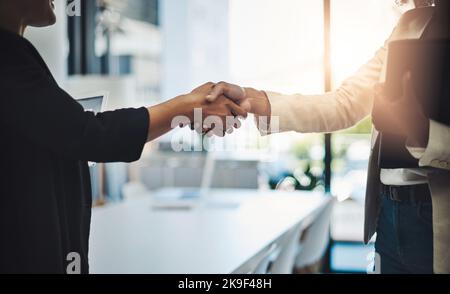 Chiusura di un'altra trattativa riuscita. Primo piano di due donne d'affari che scuotono le mani in un ufficio. Foto Stock