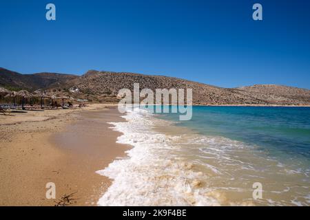 IOS, Grecia - 9 settembre 2022 : turisti che si godono la bella spiaggia di Agia Theodoti in Grecia iOS Foto Stock