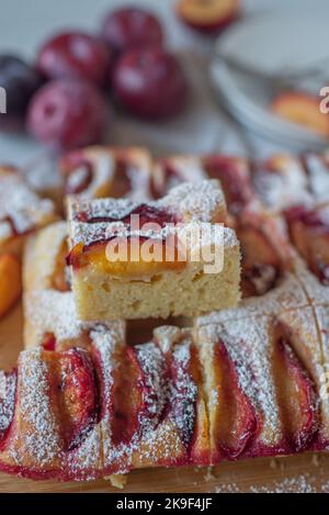 dolce casa torta di prugna su un tavolo Foto Stock