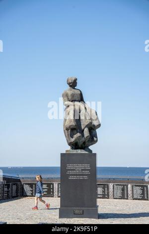 Monumento in memoria dei pescatori defunti di Urk con una bambina sullo sfondo Foto Stock