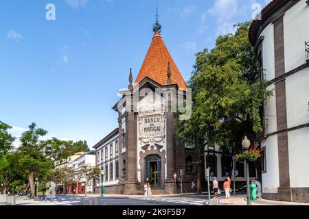 FUNCHAL, MADEIRA - 25 AGOSTO 2021: Questo è l'edificio storico della Banca del Portogallo nel centro storico della città. Foto Stock