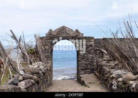 SAO JORGE, PORTOGALLO - 21 AGOSTO 2021: Questi sono i resti di una ex fabbrica di zucchero sul bordo settentrionale dell'isola. Foto Stock