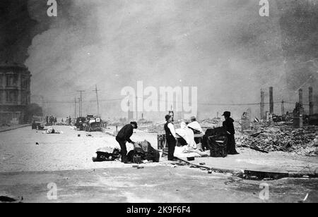 George R. Lawrence - Vista a nord-est dal Municipio che mostra danni enormi a San Francisco. 1:00, 19 aprile 1906. Foto Stock