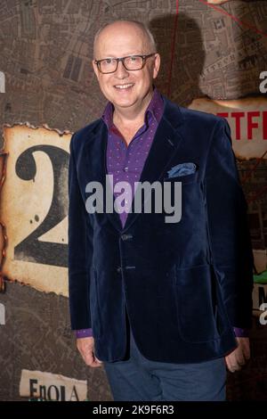 New York, Stati Uniti. 27th Ott 2022. Il regista Harry Bradbeer partecipa alla prima mondiale "Enola Holmes 2" di Netflix al Paris Theatre di New York. Credit: SOPA Images Limited/Alamy Live News Foto Stock