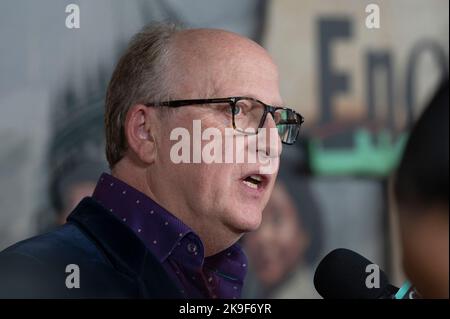 New York, Stati Uniti. 27th Ott 2022. Il regista Harry Bradbeer partecipa alla prima mondiale "Enola Holmes 2" di Netflix al Paris Theatre di New York. Credit: SOPA Images Limited/Alamy Live News Foto Stock