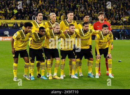 Dortmund Germania 25.10.2022, Calcio: Stagione 2022/23 della UEFA Champions League Stage matchday 5, Borussia Dortmund (BVB) vs Manchester City (MAC) — foto della squadra BVB, fila posteriore da sinistra: Tappetini Hummels (BVB), Nico Schlotterbeck (BVB), Niklas Suele (Süle) (BVB), Jude Bellingham (BVB), Torwart (BVB), Gregel da sinistra: Karim Adeyemi (BVB), Youssoufa Moukoko (BVB), Julian Brandt (BVB), Thorgan Hazard (BVB), Emre Can (BVB), Giovanni Reyna (BVB) Foto Stock
