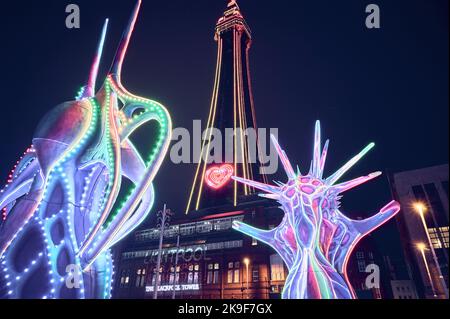 Blackpool Lightpool Festival 2022. Mostra Odyssey basata su divinità greche del mare di Jack Irving Foto Stock