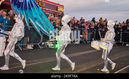 Blackpool Lightpool Festival 2022. Scintilla i batteristi LED che si esibiscono sul lungomare Foto Stock