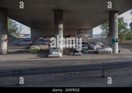 Berlino, Germania. 28th Ott 2022. I materassi sono allineati sotto un ponte autostradale sulla A100 a Berlino, vicino alla stazione Westkreuz di Berlino, il 28 ottobre 2022. Servono come posti letto per i senzatetto. Per la prima volta, uno studio ha fornito dati affidabili su quanti senzatetto ci sono in Germania. Il Ministero federale degli affari sociali ha indagato su quante persone in Germania vivono per le strade e in una mancanza di casa nascosta. Tra questi vi sono i giovani e i bambini. Attualmente in Germania vivono per strada 37400 persone. Inoltre, secondo lo studio del ministero, t Foto Stock