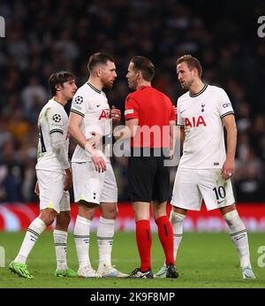 L'arbitro, Danny Makkelie si trova di fronte a Pierre-Emile Hojbjerg, Harry Kane e Bryan Gil di Tottenham Hotspur dopo un ultimo obiettivo di non essere stato autorizzato a seguito di una recensione del VAR - Tottenham Hotspur v Sporting CP, UEFA Champions League, Tottenham Hotspur Stadium, Londra, Regno Unito - 26th ottobre 2022 Foto Stock