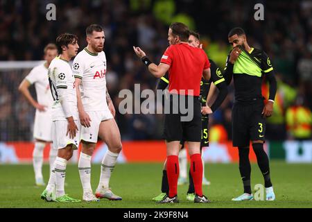 L'arbitro, Danny Makkelie si confronta con Pierre-Emile Hojbjerg e Bryan Gil di Tottenham Hotspur dopo un ultimo gol di Harry Kane per essere stato licenziato a seguito di una recensione del VAR - Tottenham Hotspur v Sporting CP, UEFA Champions League, Tottenham Hotspur Stadium, Londra, Regno Unito - 26th ottobre 2022 Foto Stock