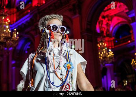 Sfilata di moda sul tema 'un altro sguardo alla vecchiaia' organizzata per la prima volta dall'Associazione Petits Frères des Pauvres, per combattere l'ageismo, cambiare gli sguardi e rompere i cliché sulla vecchiaia, a Parigi, in Francia il 27 ottobre 2022. Photo by Pierrick Villette/ABACAPRESS.COM Credit: Abaca Press/Alamy Live News Foto Stock