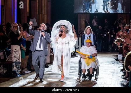 Sfilata di moda sul tema 'un altro sguardo alla vecchiaia' organizzata per la prima volta dall'Associazione Petits Frères des Pauvres, per combattere l'ageismo, cambiare gli sguardi e rompere i cliché sulla vecchiaia, a Parigi, in Francia il 27 ottobre 2022. Photo by Pierrick Villette/ABACAPRESS.COM Credit: Abaca Press/Alamy Live News Foto Stock