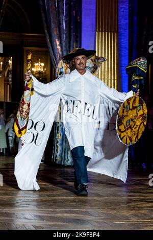 Sfilata di moda sul tema 'un altro sguardo alla vecchiaia' organizzata per la prima volta dall'Associazione Petits Frères des Pauvres, per combattere l'ageismo, cambiare gli sguardi e rompere i cliché sulla vecchiaia, a Parigi, in Francia il 27 ottobre 2022. Photo by Pierrick Villette/ABACAPRESS.COM Credit: Abaca Press/Alamy Live News Foto Stock