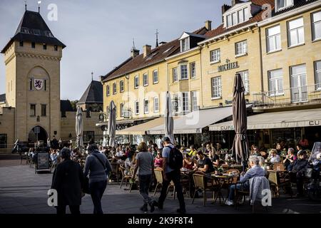 2022-10-28 11:54:36:19 VALKENBURG - folle sulla terrazza nel centro di Valkenburg. E 'molto caldo in ottobre per il periodo dell'anno. ANP ROB ENGELAAR netherlands OUT - belgium OUT Credit: ANP/Alamy Live News Foto Stock