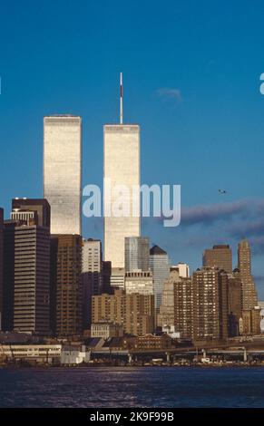 New York, USA - 29 novembre 1996: Lower mahattan and World Trade Center il 1 ottobre 1996 a New York City, America, il WTC fu distrutto nel 911 Foto Stock