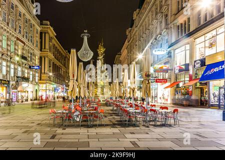 Vienna, Austria - 5 novembre 2009: Vienna - famosa strada Graben di notte con la pioggia riflessione sui ciottoli a Vienna, Austria. Foto Stock