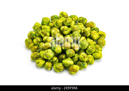 Pila di piselli verdi ricoperti di wasabi croccanti e speziati su sfondo bianco. Foto Stock