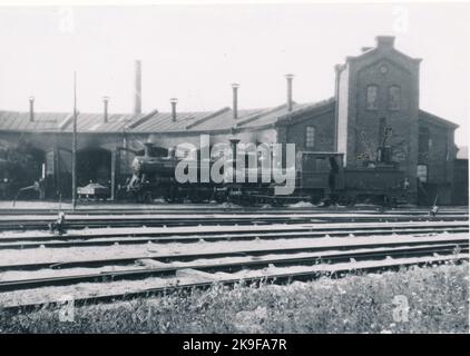 La ferrovia Karlskrona - Växjö è stata aperta al traffico pubblico nel 1874. Nello stesso anno, le case di stazione sono state completate su due piani. Il cortile è stato progettato in modo da avere spazio per cinque piste. La prima locomotiva provvisoria fu costruita già nel 1872 a nord della stazione di Karlskrona. La nuova locomotiva è stata costruita contemporaneamente al nel 1874 Bangården da mattoni e alloggio 6 stalle. Foto Stock