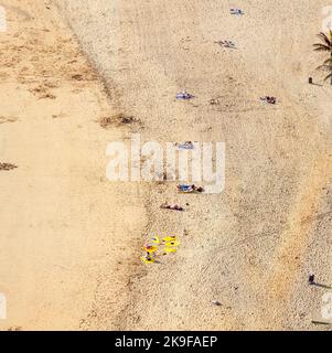 ARRECIFE, SPAGNA - JAN 1, 2011: spiaggia con turisti in estate a Arrecife, Spagna. Beach El Reducto è stato contrassegnato da una bandiera blu dall'Unione europea. Questo s Foto Stock