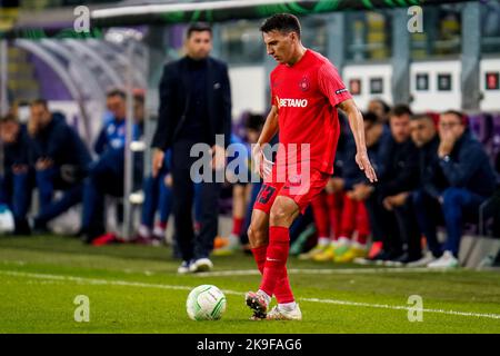 BRUXELLES, BELGIO - Ottobre 27: Risto Radunovic di FCSB passa la palla durante la partita di Gruppo B - UEFA Europa Conference League tra RSC Anderlecht e FCSB al Lotto Park il 27 Ottobre 2022 a Bruxelles, Belgio (Foto di Rene Nijhuis/Orange Pictures) Credit: Orange Pics BV/Alamy Live News Foto Stock