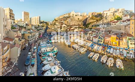 MARSIGLIA, FRANCIA - 9 LUGLIO 2015 : barche di pescatori in un piccolo porto. Il Vallon des Auffes è un piccolo porto di pescatori del distretto 7eme di Marsiglia, Foto Stock