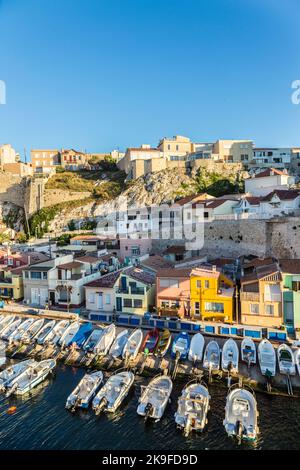 MARSIGLIA, FRANCIA - 9 LUGLIO 2015 : barche di pescatori in un piccolo porto. Il Vallon des Auffes è un piccolo porto di pescatori del distretto 7eme di Marsiglia, Foto Stock