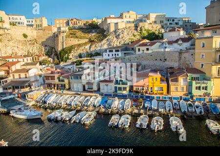 MARSIGLIA, FRANCIA - 9 LUGLIO 2015 : barche di pescatori in un piccolo porto. Il Vallon des Auffes è un piccolo porto di pescatori del distretto 7eme di Marsiglia, Foto Stock