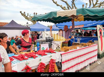 Banco contadino al mercato del festival del pepe Espelette 2019 in Paesi Baschi, Francia Foto Stock