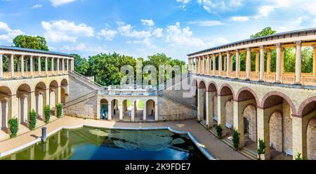 POTSDAM, GERMANIA - 8 AGOSTO 2015: Belvedere, un palazzo nel nuovo Giardino sulla collina di Pfingstberg in Potsdam, Germania. Federico Guglielmo IV costruì il Th Foto Stock