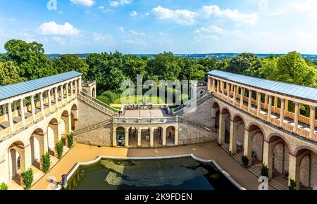 POTSDAM, GERMANIA - 8 AGOSTO 2015: Vista del Belvedere, un palazzo nel nuovo Giardino sulla collina di Pfingstberg a Potsdam, Germania. Federico Guglielmo IV c. Foto Stock