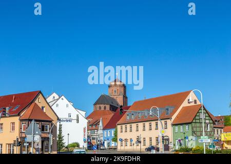 WOLGAST, GERMANIA - AGOSTO 13, 2015: chiesa gotica di San Petri a Wolgast, Germania con vista sul villaggio. La chiesa risale al 1350 e lo stile degli iots è Foto Stock