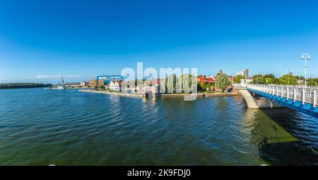 WOLGAST, GERMANIA - AGO 13, 2015: Vista sul fiume Peene alla zona portuale di Wolgast. Il cantiere navale di Peene fu fondato nel 1948 dalle truppe russe. Foto Stock