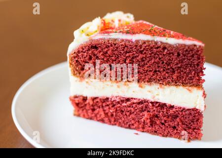Torta di velluto rosso in un caffè locale a Cebu, Filippine Foto Stock