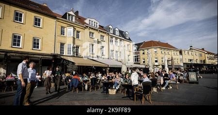 2022-10-28 12:14:26:19 VALKENBURG - folle sulla terrazza nel centro di Valkenburg. E 'molto caldo in ottobre per il periodo dell'anno. ANP ROB ENGELAAR netherlands OUT - belgium OUT Credit: ANP/Alamy Live News Foto Stock