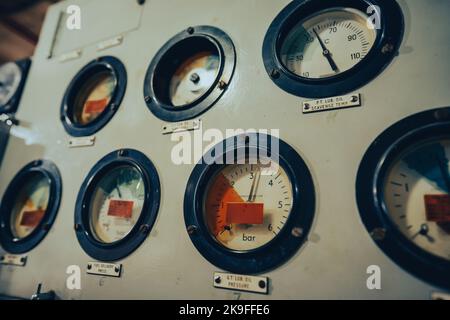 Immagine di un pannello di controllo con molti pulsanti. Foto Stock