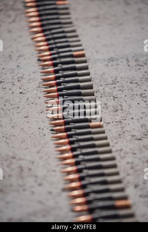 Immagine ravvicinata di una cinghia della mitragliatrice caricata con cartucce. Foto Stock