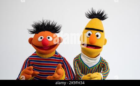 Amburgo, Germania. 24th Ott 2022. I personaggi Ernie e Bert di Sesame Street, scattati in uno studio fotografico in occasione del 50th° anniversario di Sesame Street. Nel gennaio 2023, la Via tedesca Sesame festeggia il suo 50th° anniversario. Credit: Daniel Reinhardt/dpa - ATTENZIONE: Solo per uso editoriale in relazione alla segnalazione sul programma 'Sesame Street' e solo con la menzione completa del suddetto credito. Si prega di notare i diritti e le licenze dei proprietari dei marchi per usi che vanno oltre questo./dpa/Alamy Live News Foto Stock