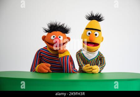 Amburgo, Germania. 24th Ott 2022. I personaggi Ernie e Bert di Sesame Street, scattati in uno studio fotografico in occasione del 50th° anniversario di Sesame Street. Nel gennaio 2023, la Via tedesca Sesame festeggia il suo 50th° anniversario. Credit: Daniel Reinhardt/dpa - ATTENZIONE: Solo per uso editoriale in relazione alla segnalazione sul programma 'Sesame Street' e solo con la menzione completa del suddetto credito. Si prega di notare i diritti e le licenze dei proprietari dei marchi per usi che vanno oltre questo./dpa/Alamy Live News Foto Stock