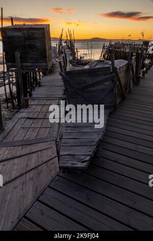 Vista su antichi moli palafitici in legno situati a Carrasqueira, Portogallo. Foto Stock