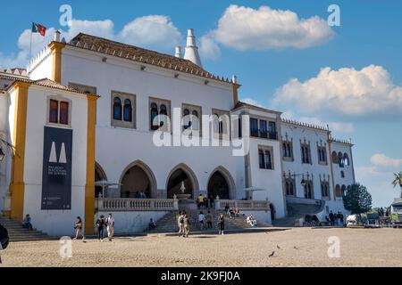 SINTRA, PORTOGALLO - 27th GIUGNO 2022: Famoso Palazzo Nazionale di Sintra situato nel villaggio di Sintra, Portogallo. Foto Stock