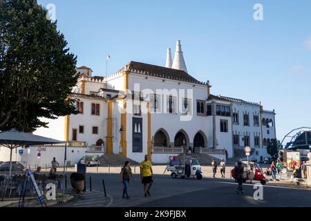 SINTRA, PORTOGALLO - 27th GIUGNO 2022: Famoso Palazzo Nazionale di Sintra situato nel villaggio di Sintra, Portogallo. Foto Stock