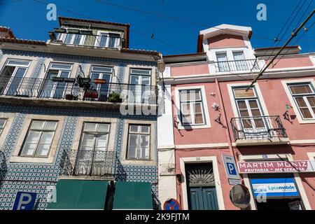 LISBONA, PORTOGALLO - 28th GIUGNO 2022: Architettura tipica delle strade della capitale Lisbona nel quartiere Mouraria vicino a Martim Moniz. Foto Stock